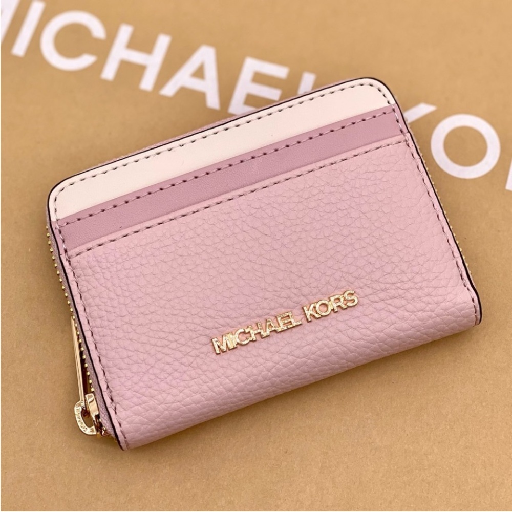 Michael Kors Jet Set
Travel Card Case Zip
Around Wallet